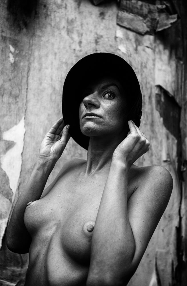 обнаженная в шляпе