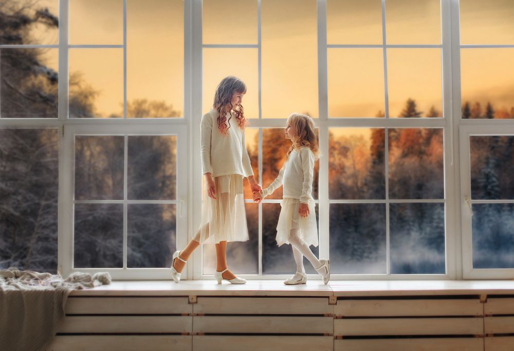 Две сестры на окне