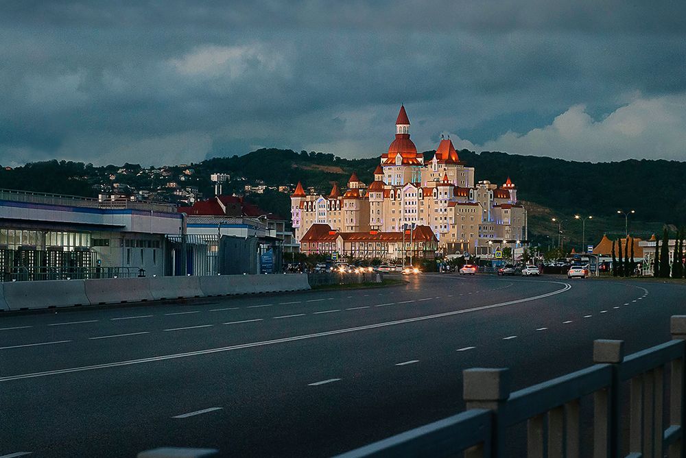 Сказочный замок среди серых будней.