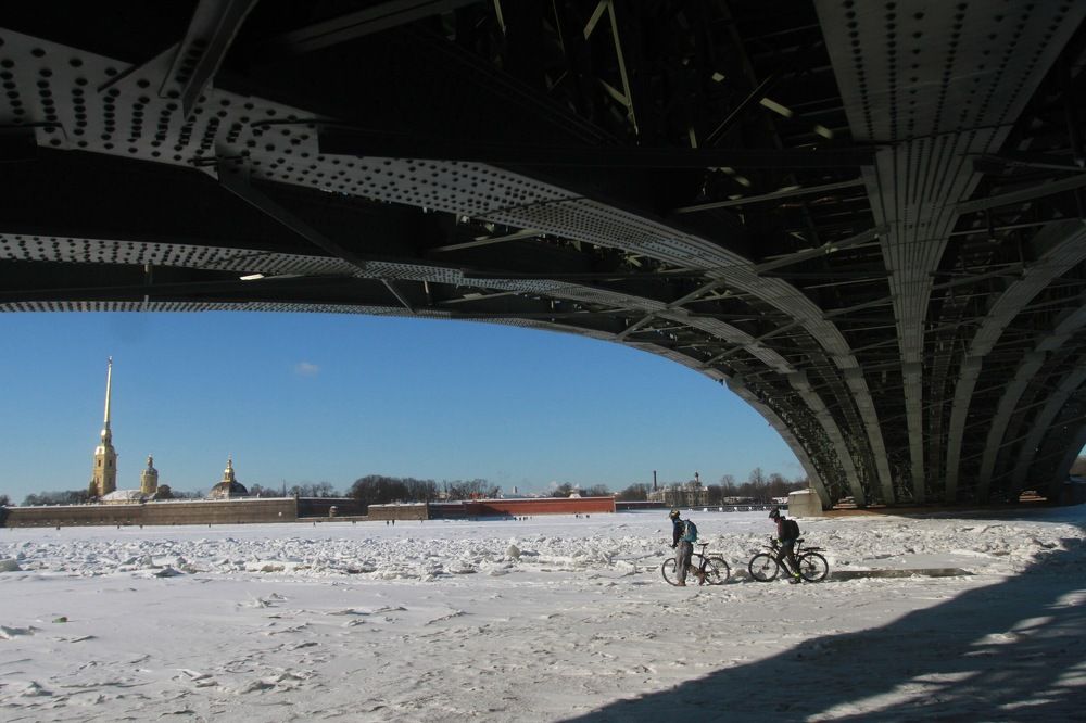 Под Троицким мостом