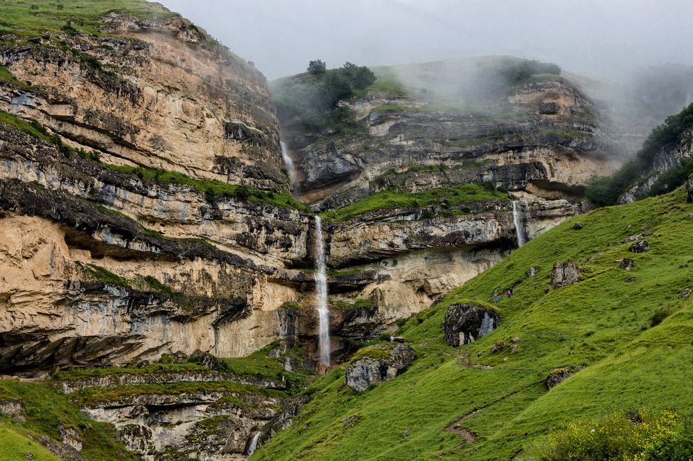 Каскадный водопад в с.Лаза.