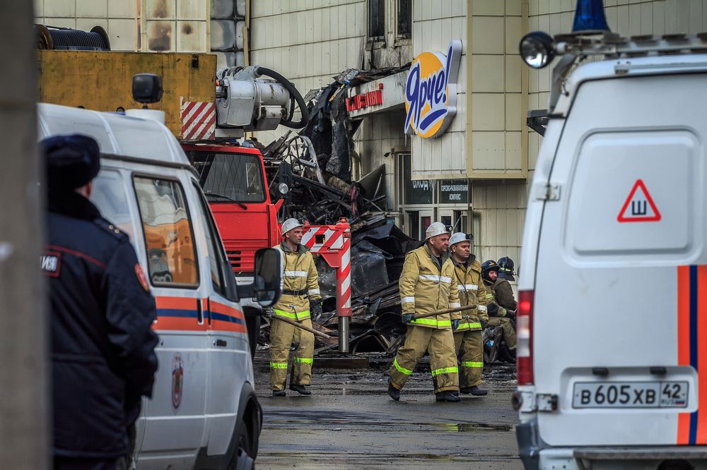 МЧС. Ликвидация последствий пожара в ТЦ.