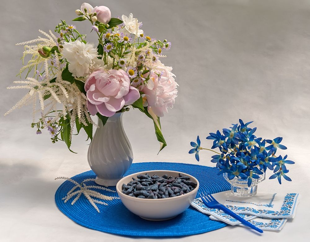 Натюрморт с жимолостью