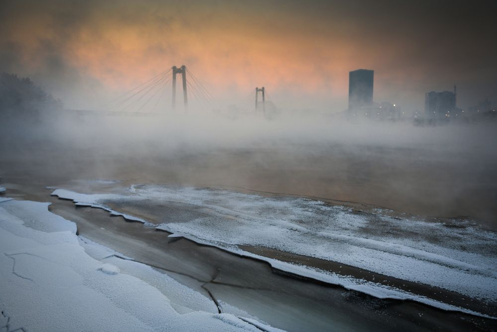 Морозный закат в городе на Енисее