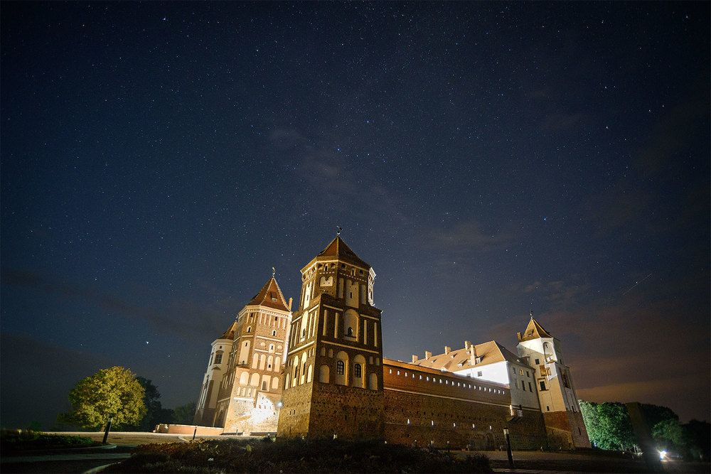 Мирский замок ночью