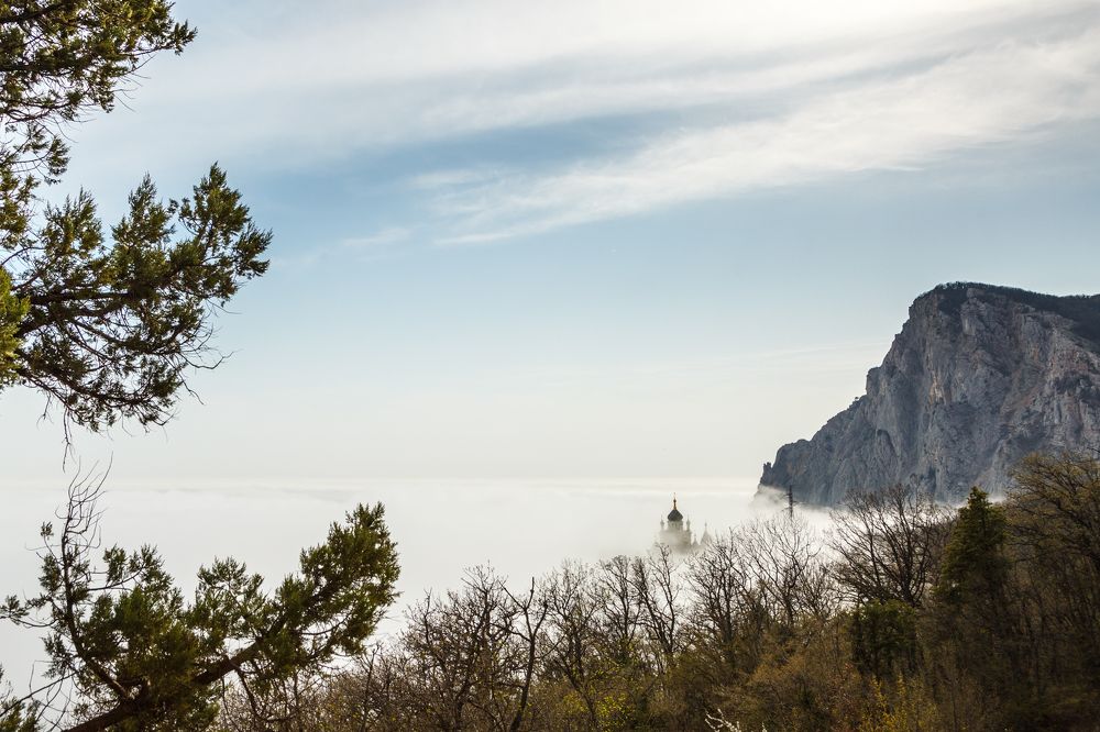 Парящая в облаках
