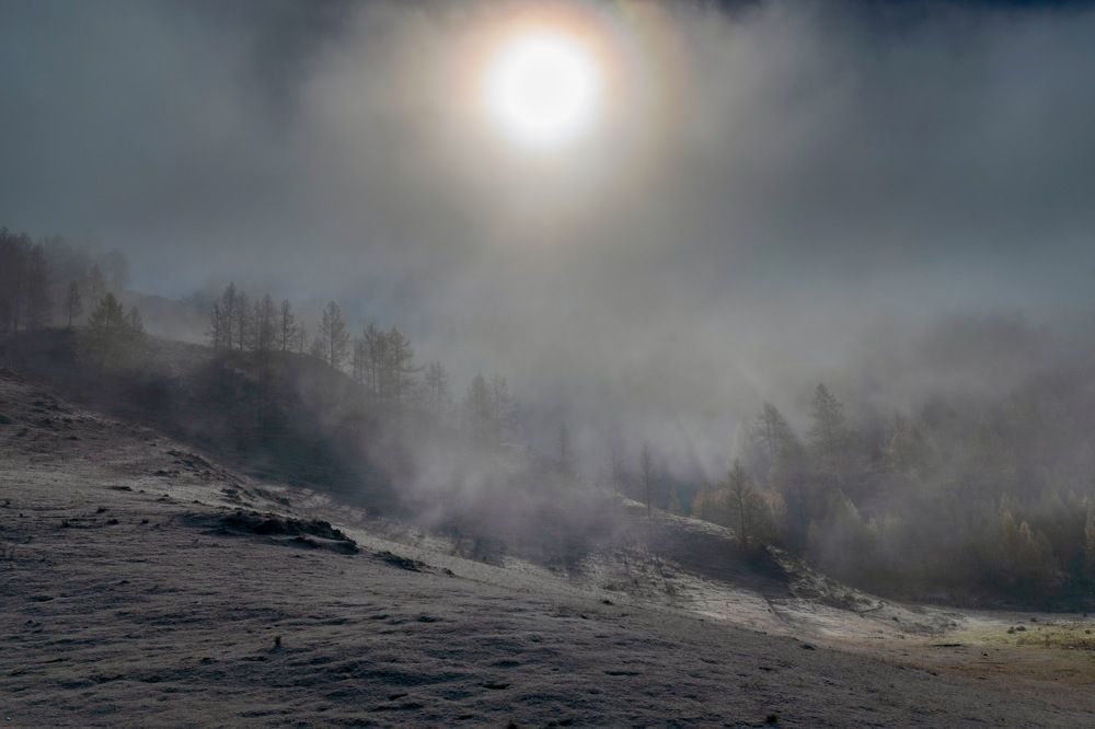 Октябрь. Утреннее солнце пробивается сквозь Облако в Усть-Кане.