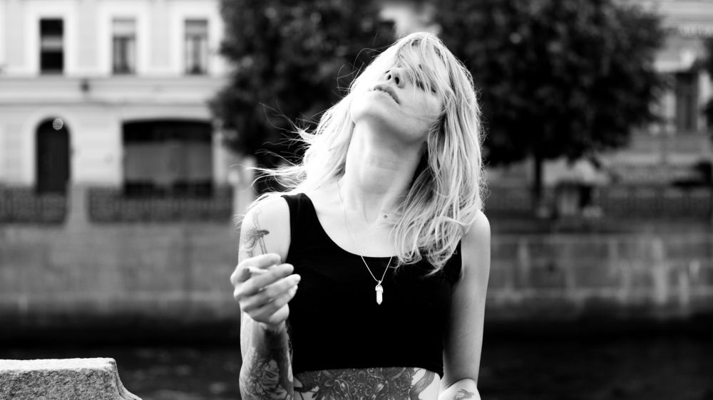 Девушка с сигаретой.