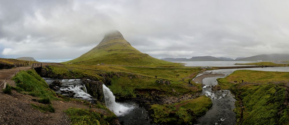 Вид на гору Киркьюфелл от водопада