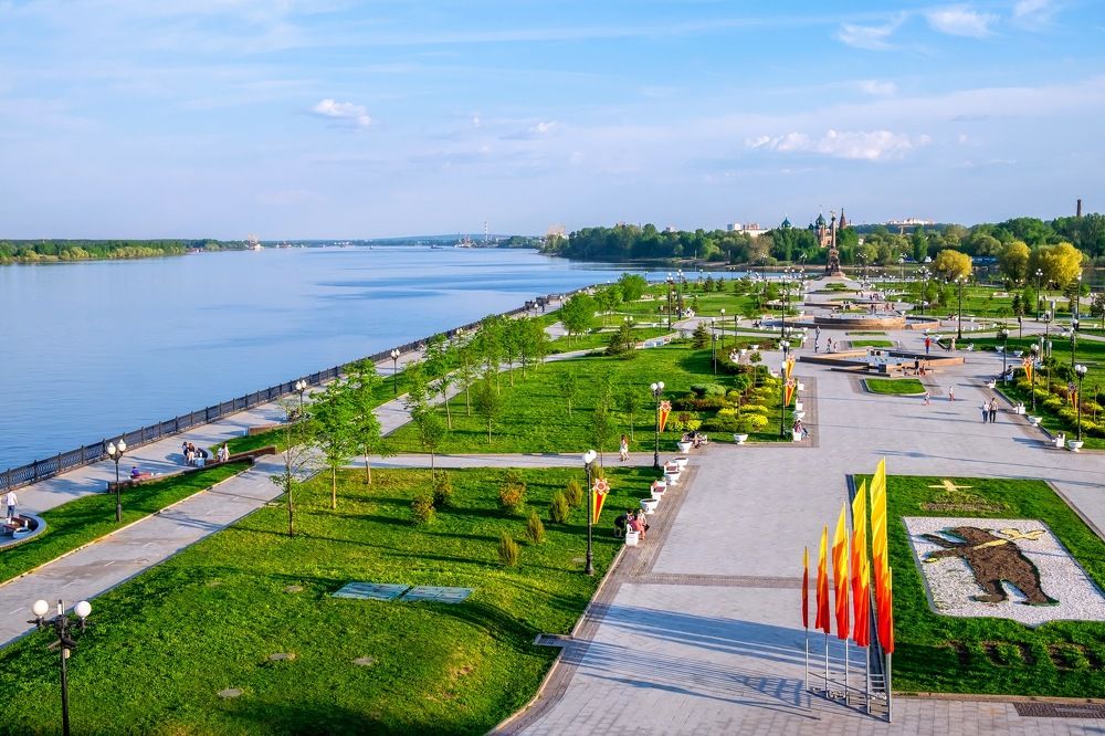 По набережной