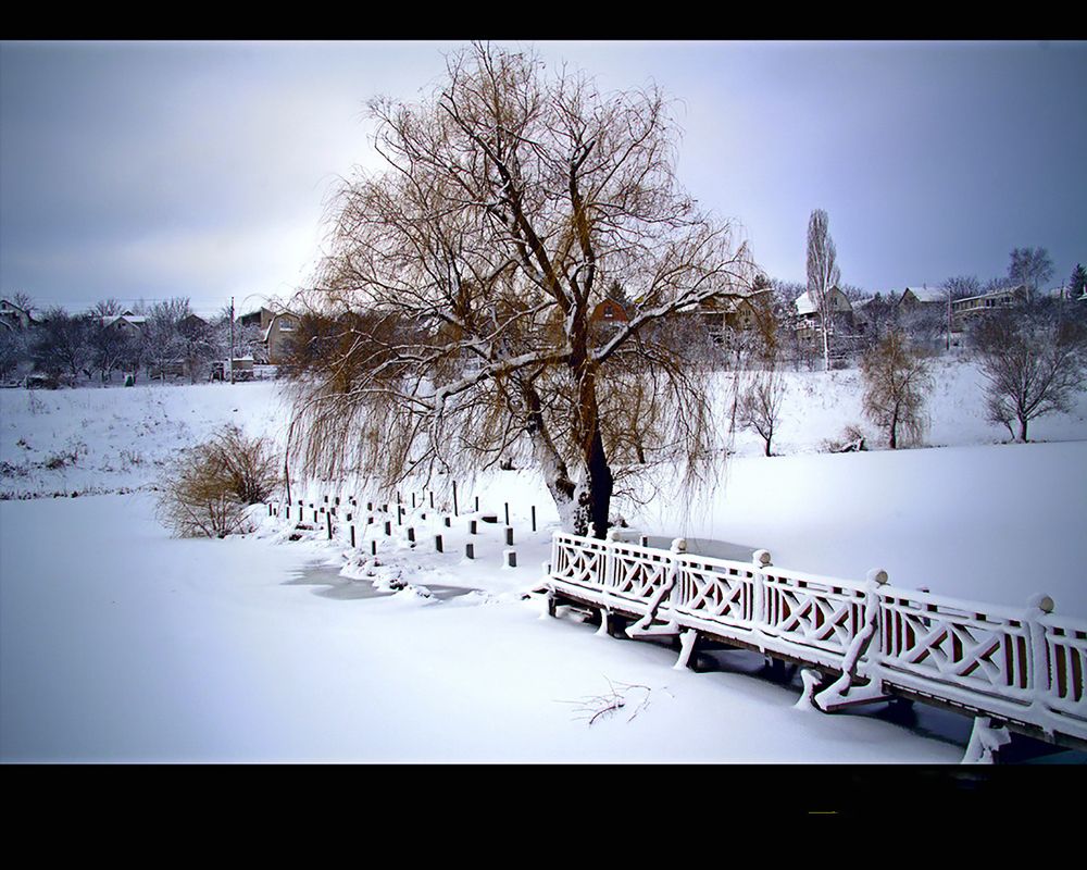 Под мостом ручей журчит, Кулачком по льду стучит: — Ну зачем ты, Дед Мороз, Дверь закрыл и ключ унес?