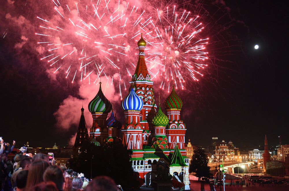 Салют над Собором Василия Блаженного