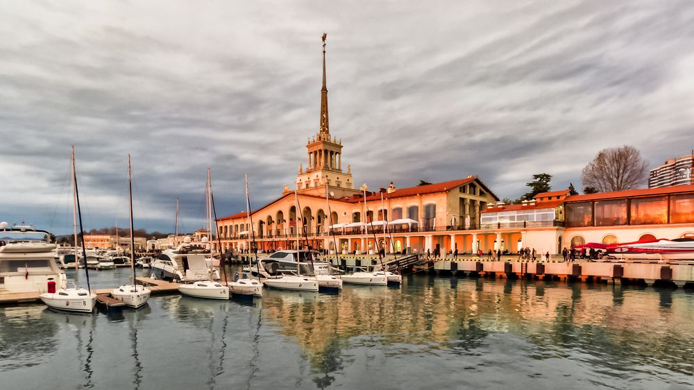 В лучах заката... Морвокзал Сочи.