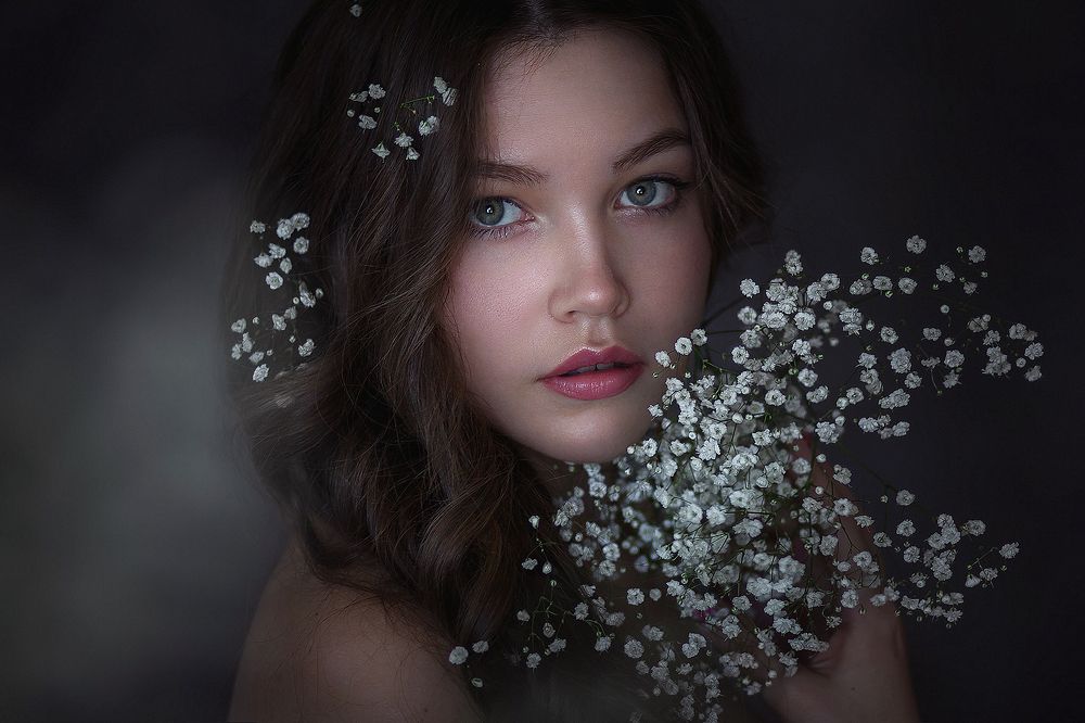 В кудрях соцветия тону...