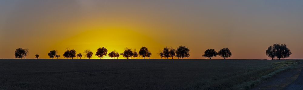 Между небом и землей, между днем и ночью...