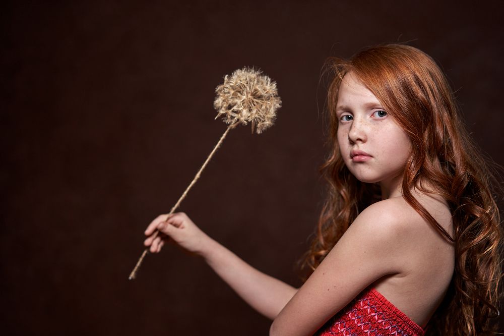 Девочка с одуванчиком