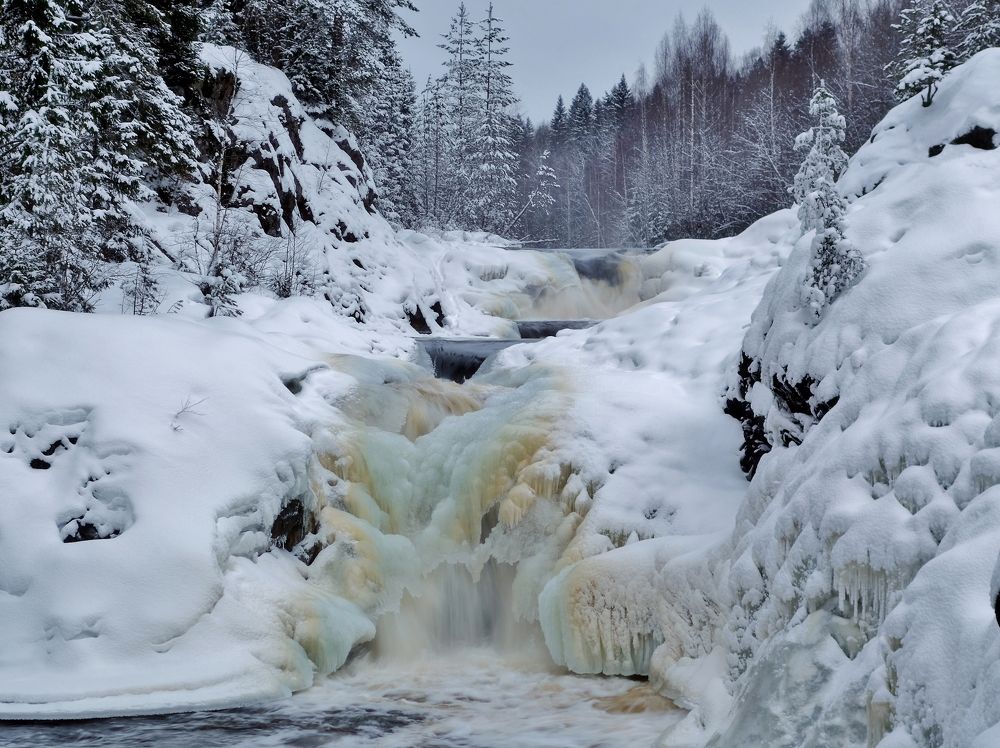 Зимний водопад Кивач.