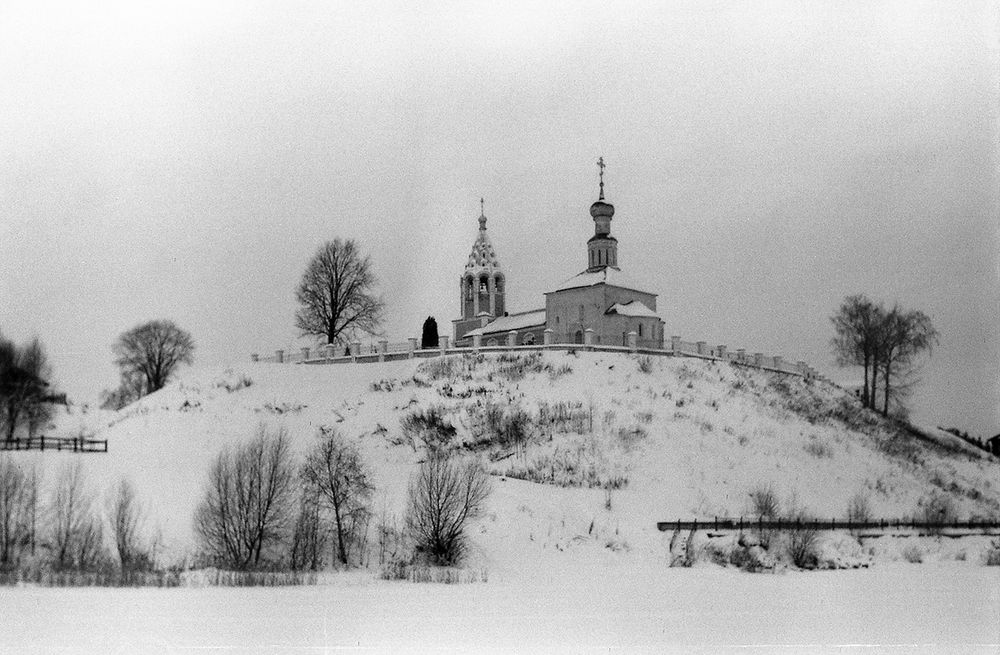 Шёл мелкий снег и небо сливалось с землёй...