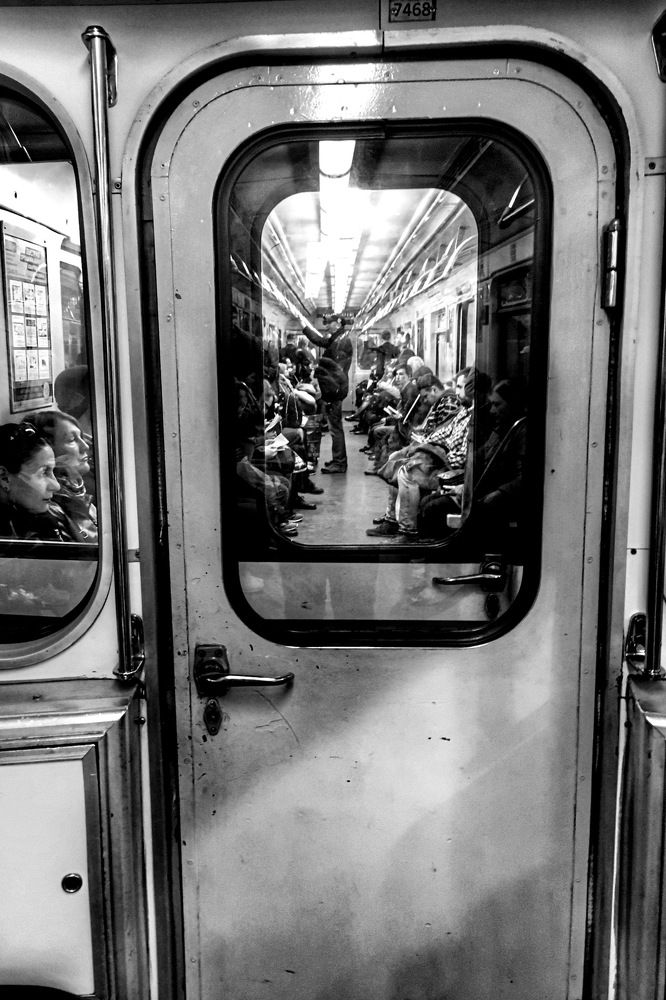 В метро