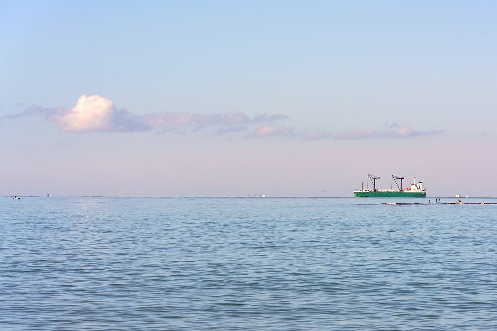 Морской пейзаж с облаком и пароходом.