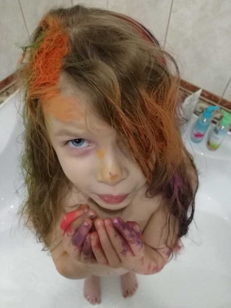 Пока мама занята, я себя украшают.