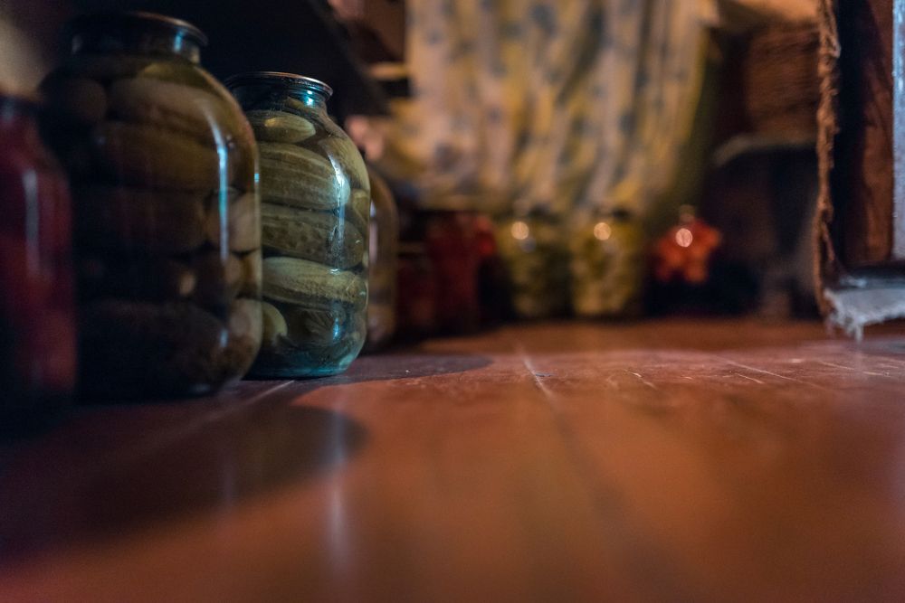 Под скамейкой.