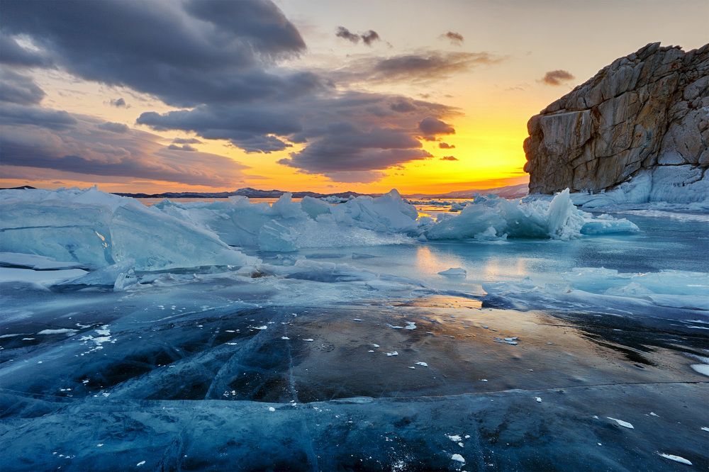 Шарга-Даган на закате на озере Байкал.