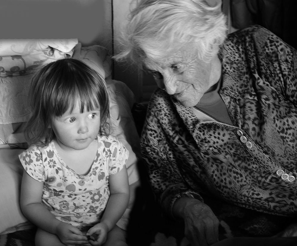 Связь поколений. Прабабушка и правнучка. Устанавливает контакт.