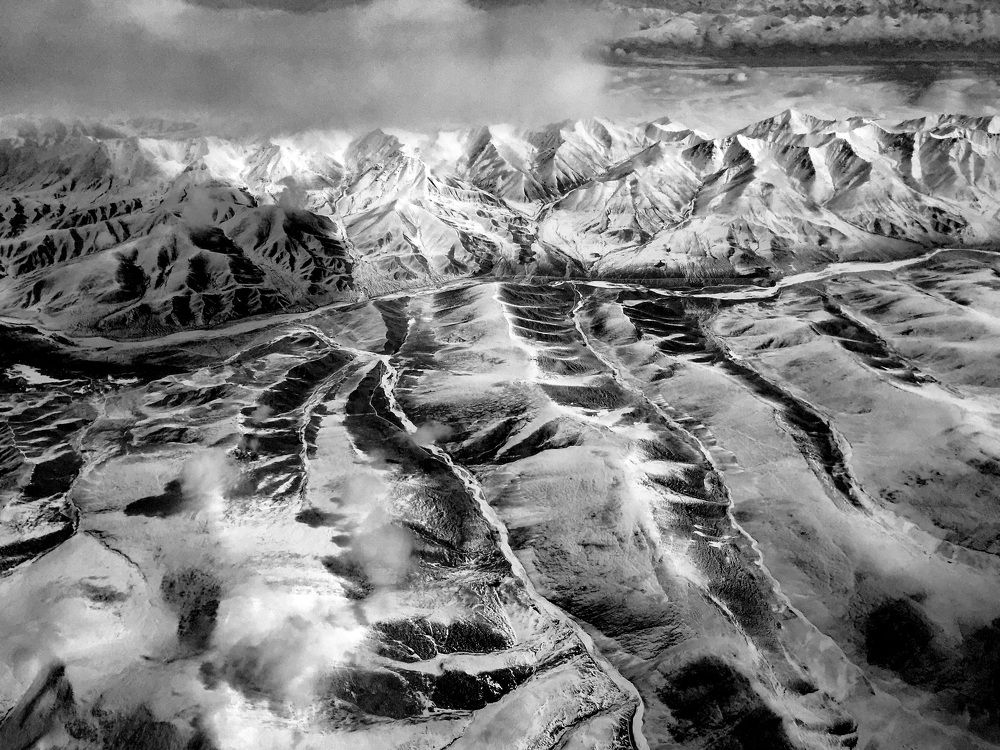 черно белые горы (вид из самолета)