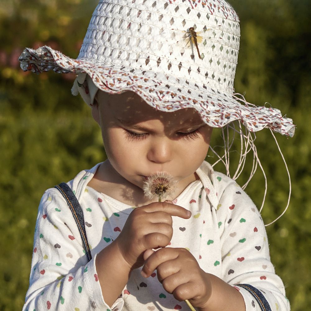 Девочка и стрекоза