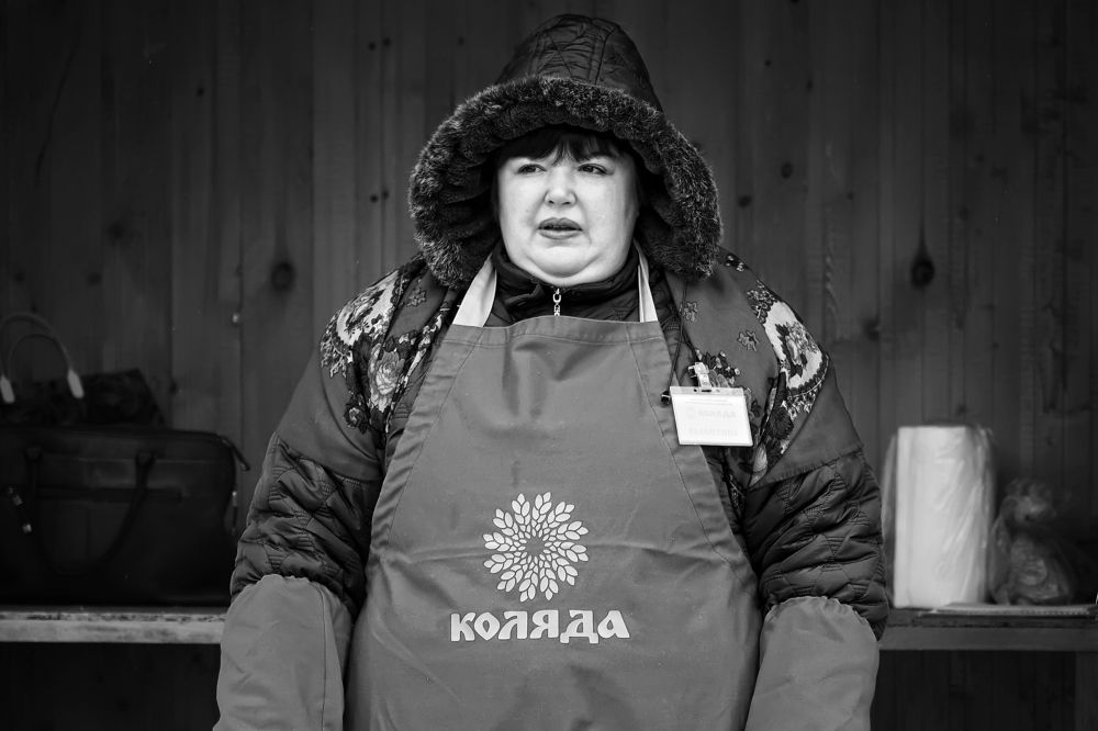 Продавщица колбасы