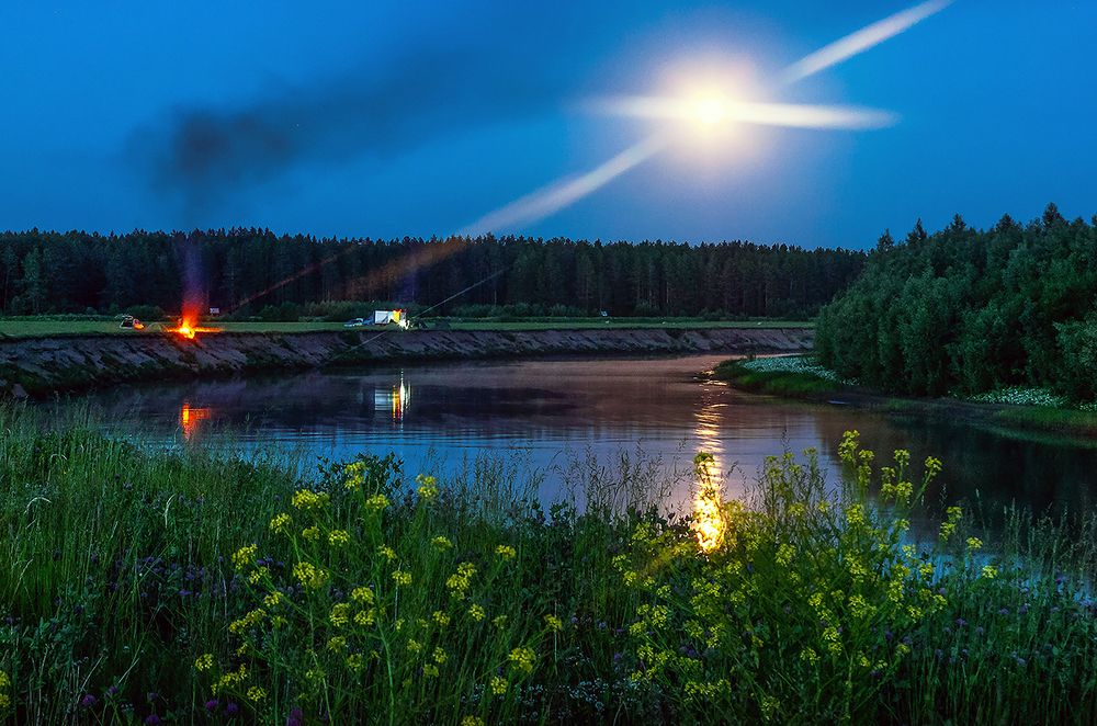 Лунная ночь над рекой.