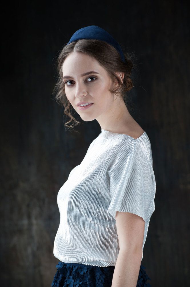 Девушка в головном уборе