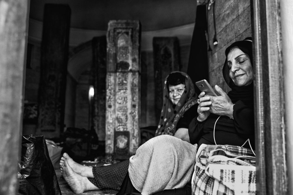 Паломницы в мавзолее дербентских ханов