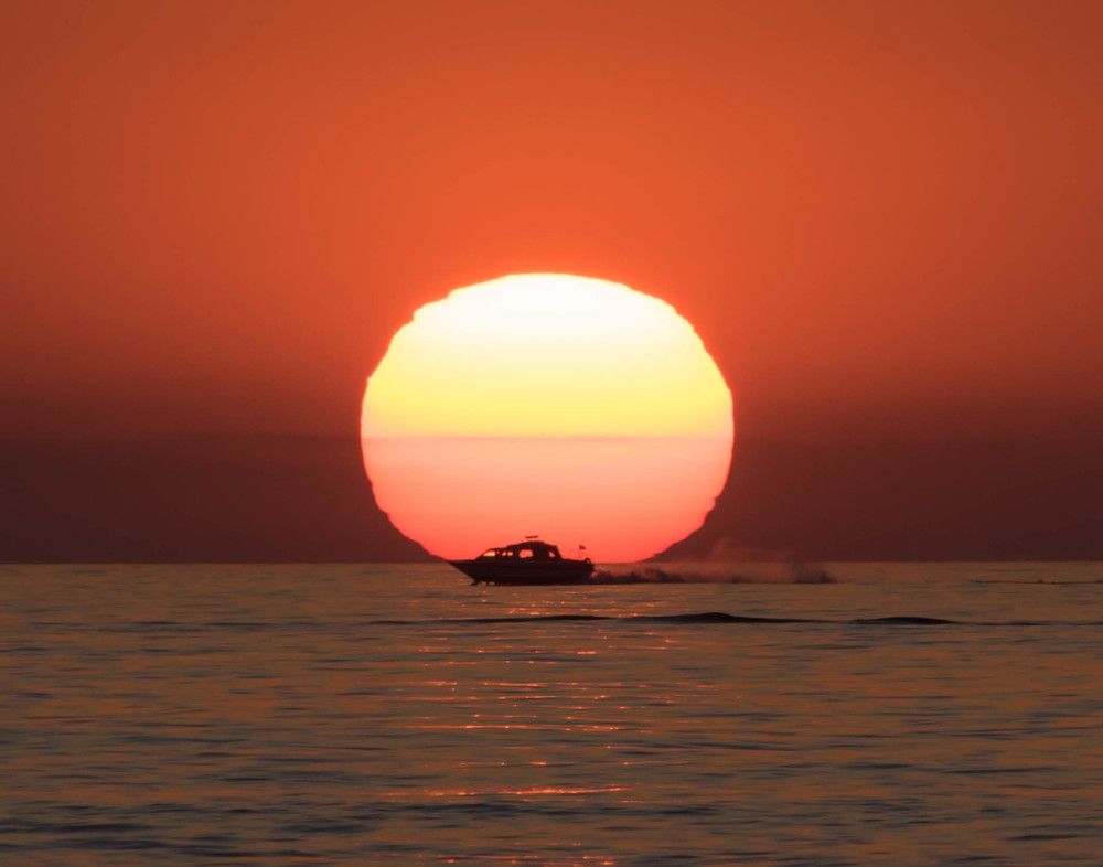 Лодка на фоне солнца