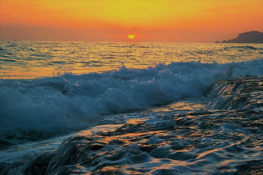 Закат на Средиземном море