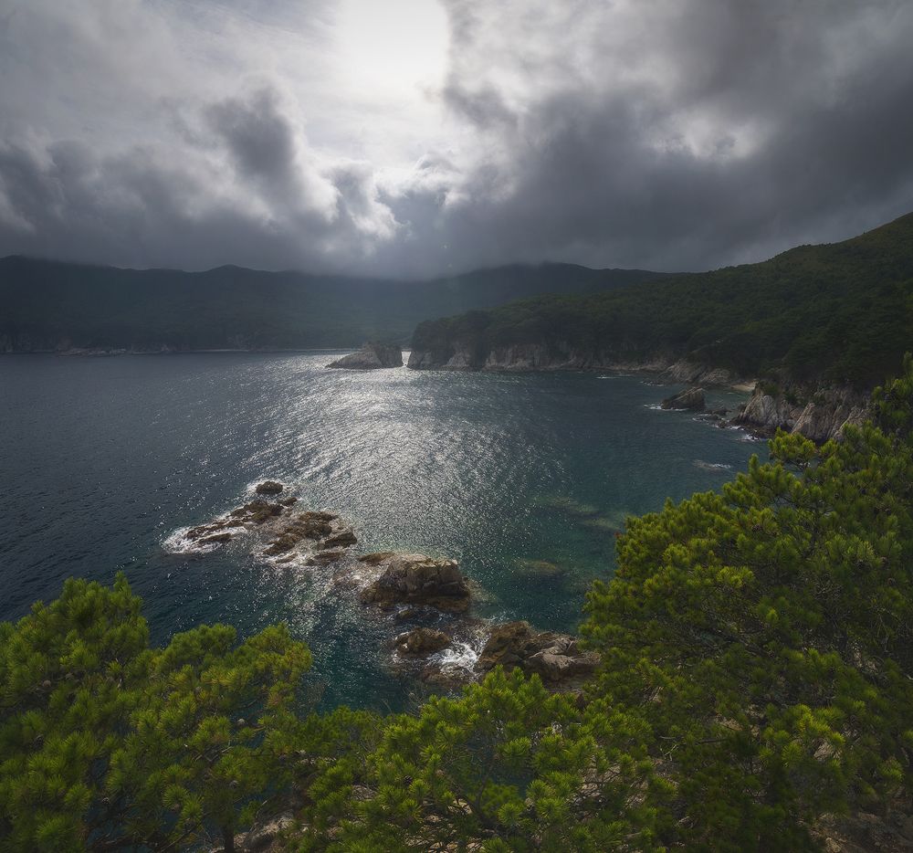 Свет сквозь тучи.