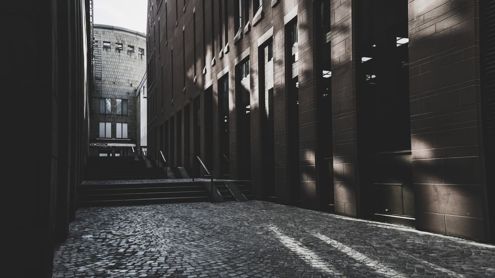 An empty alley in the middle of the city