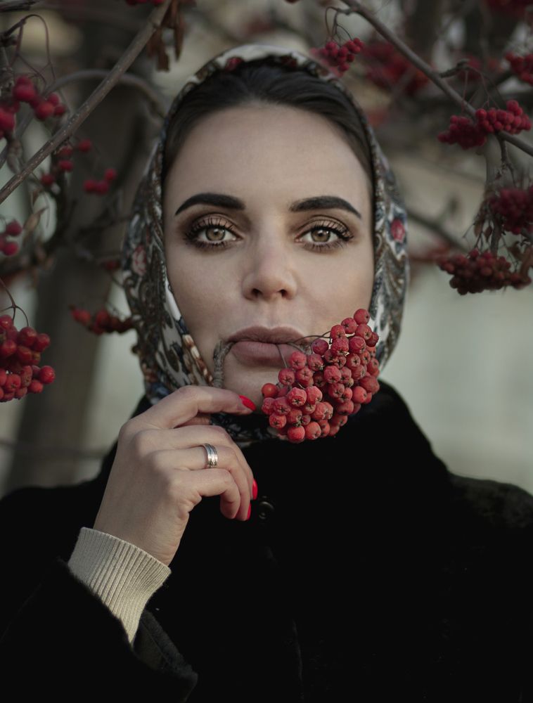 Девушка с рябиной