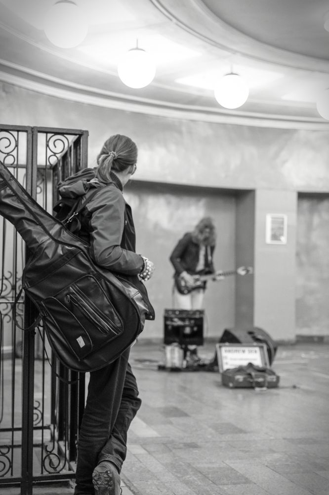 Музыка в метро.