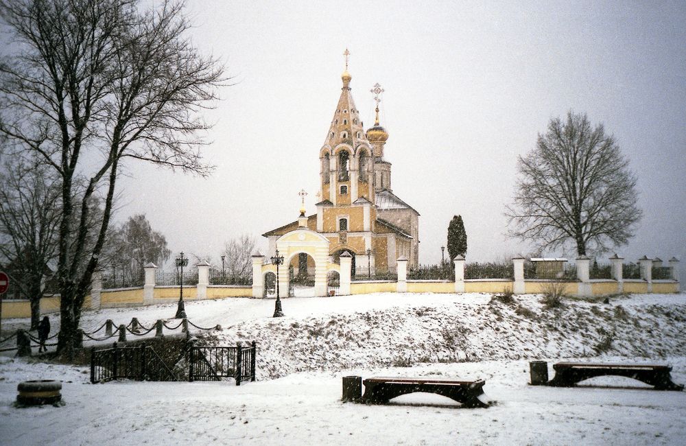Шёл мелкий снег и небо сливалось с землёй...