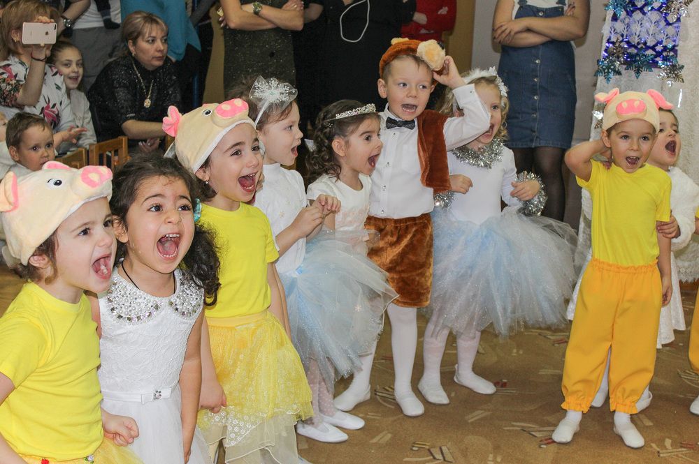 "Детки, хотите подарки? - Да!!!! "