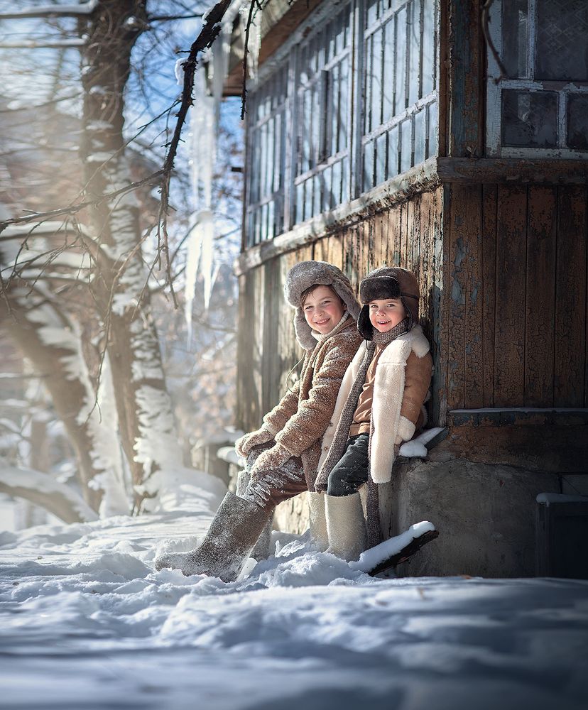 Пригрелись на первом весеннем солнышке...