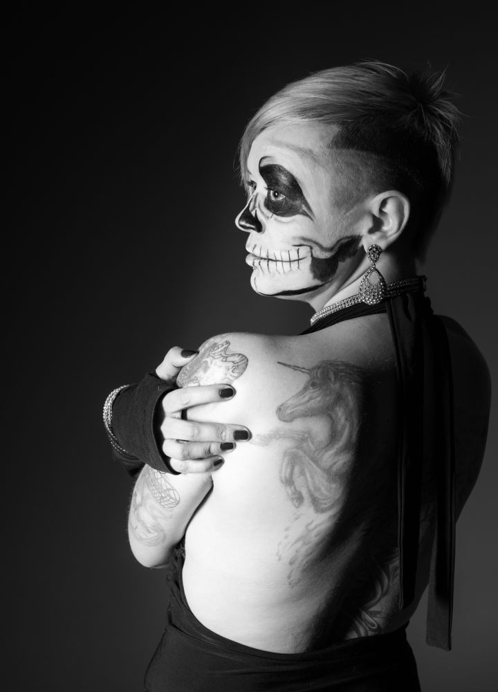 Девушка с татуировкой дракона