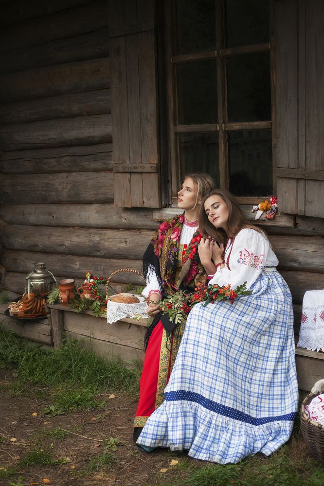 Две девицы под окном