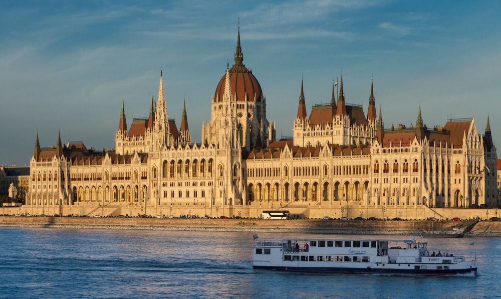 Вид на венгерский Парламент с набережной Дуная