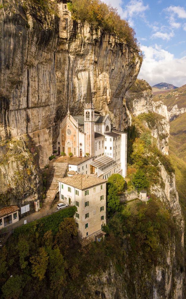 'Наскальный' монастырь