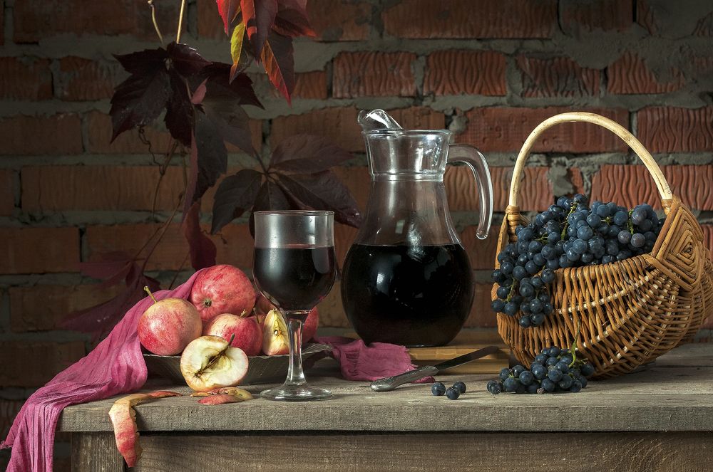 Натюрморт с виноградом и вином