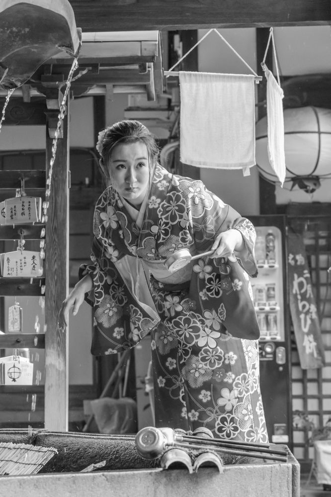 Девушка у источника.