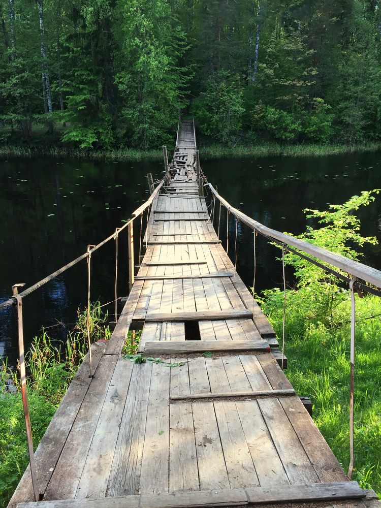 Мост в вечерних лучах.